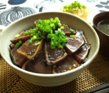 鰹のたたきで漬け丼